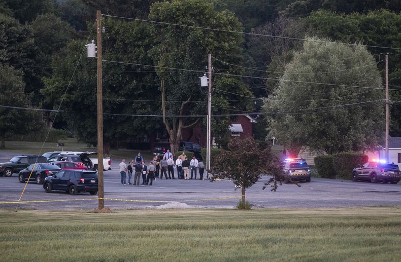 Agentes vigilan el lugar de un enfrentamiento entre policías estatales y un hombre armado cerca de Mifflintown, Pensilvania, el sábado 17 de junio de 2023. Un policía y un sospechoso murieron y otro agente quedó herido, según las autoridades. (Sean Simmers/The Patriot-News vía AP)