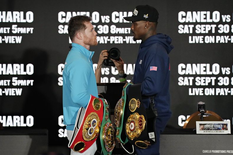 El mexicano Saúl Canelo Álvarez y el estadounidense Jermell Charlo posan durante una conferencia de prensa el miércoles 27 de septiembre de 2023, en Las Vegas (AP Foto/John Locher)