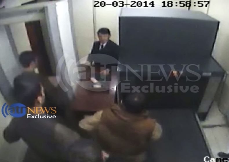 En este fotograma de un video transmitido por la televisora privada afgana Ariana se ven cuatro atacantes en el segundo punto de control de seguridad en el Hotel Serena de Kabul el jueves 20 de marzo de 2014. (Foto AP/Ariana Television News )