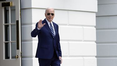 El presidente Joe Biden saluda al salir de la Casa Blanca en Washington, el jueves 25 de abril de 2024, antes de viajar a Nueva York. (AP Foto/Susan Walsh)