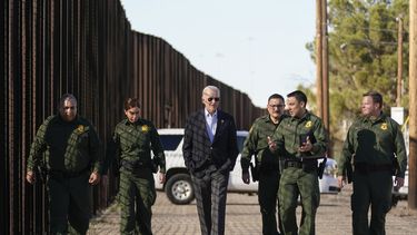 biden visita por primera vez la frontera en medio de criticas a su gestion