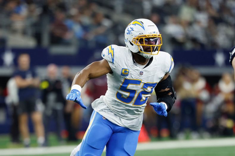 ARCHIVO - Khalil Mack (52), de los Chargers de Los Ángeles, presiona durante un juego de fútbol americano de la NFL contra los Cowboys de Dallas, el domingo 21 de diciembre de 2025, en Arlington, Texas. (Foto AP/Matt Patterson, Archivo)