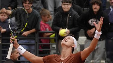 Holger Rune celebra su victoria ante Novak Djokovic en los cuartos de final del Abierto de Italia, el miércoles 17 de mayo de 2023, en Roma. (AP Foto/Gregorio Borgia)