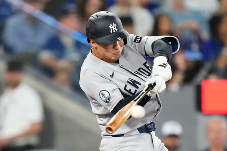 Anthony Volpe de los Yankees de Nueva York batea un sencillo remolcador ante el pitcher de los Azulejos de Toronto Patrick Corbin el domingo 14 de junio del 2026. (Chris Young/The Canadian Press via AP)
