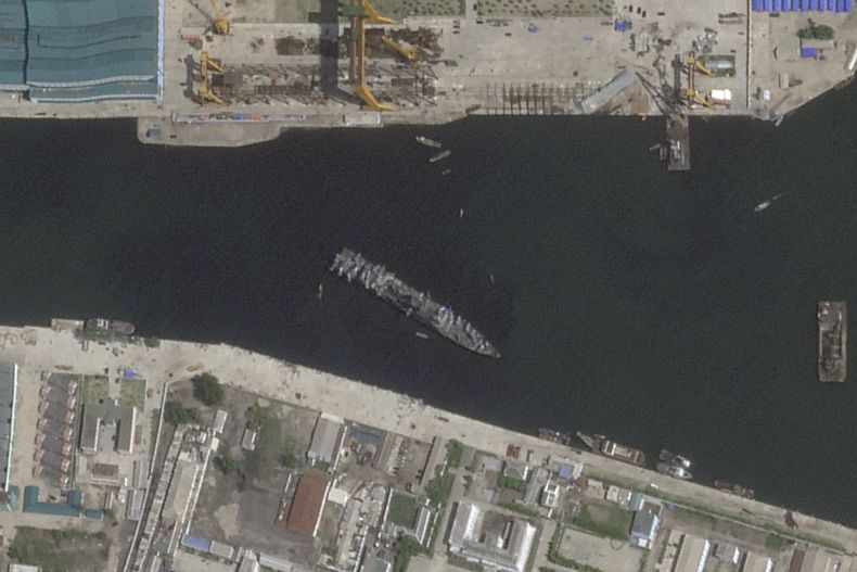 Esta imagen satelital de Planet Labs PBC muestra un destructor norcoreano que fue puesto a flote después de que su botadura salió mal, el jueves 5 de junio de 2025, en Chongjin, Corea del Norte. (Planet Labs PBC vía AP)