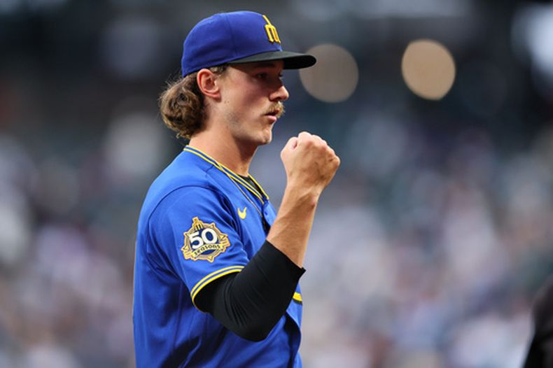 Bryce Miller, lanzador de los Marineros de Seattle, reacciona después de la tercera entrada de un partido de béisbol contra los Angelinos de Los Ángeles, el jueves 2 de julio de 2026, en Seattle. (Foto AP/Kevin Ng)