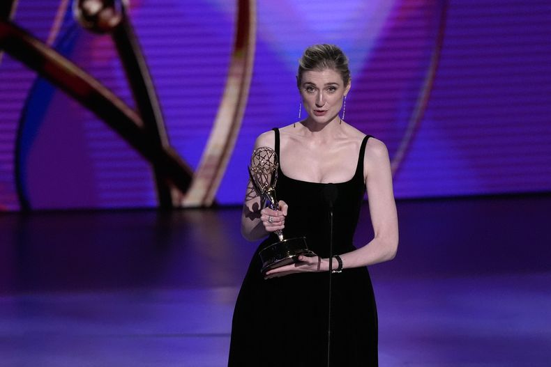 Elizabeth Debicki recibe el premio a mejor actriz de reparto en una serie de drama por The Crown durante la 76ª edición de los premios Emmy el domingo 15 de septiembre de 2024 en el Teatro Peacock de Los Ángeles. (Foto AP/Chris Pizzello)