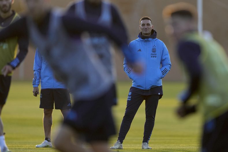 El técnico de Argentina Lionel Scaloni observa a sus jugadores durante un entrenamiento previo al partido ante Ecuador en el inicio de las eliminatorias sudamericanas para el Mundial 2026, en Buenos Aires, el martes 5 septiembre de 2023. (AP Foto/Natacha Pisarenko)