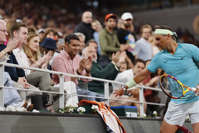Los espectadores aplauden al español Rafael Nadal durante su partido de primera ronda en el Abierto de Francia contra Alexander Zverev en en París, el lunes 27 de mayo de 2024. (AP Foto/Jean-François Badias)