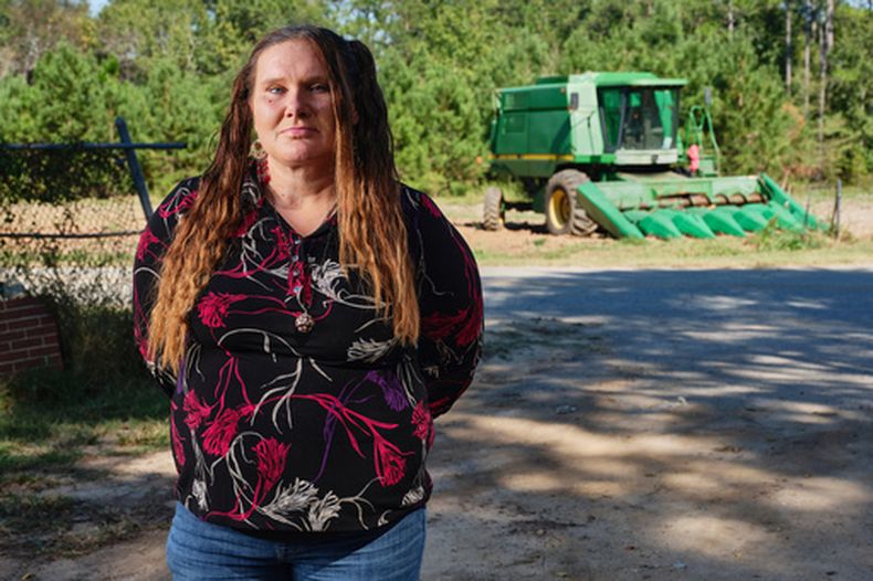Foto entregada por Matt Odom que muestra a Laura Leigh Taylor, una agricultora en Georgia quien lamenta haber votado por el presidente Donald Trump en 2024, el 29 de septiembre de 2026. (Matt Odom via AP)