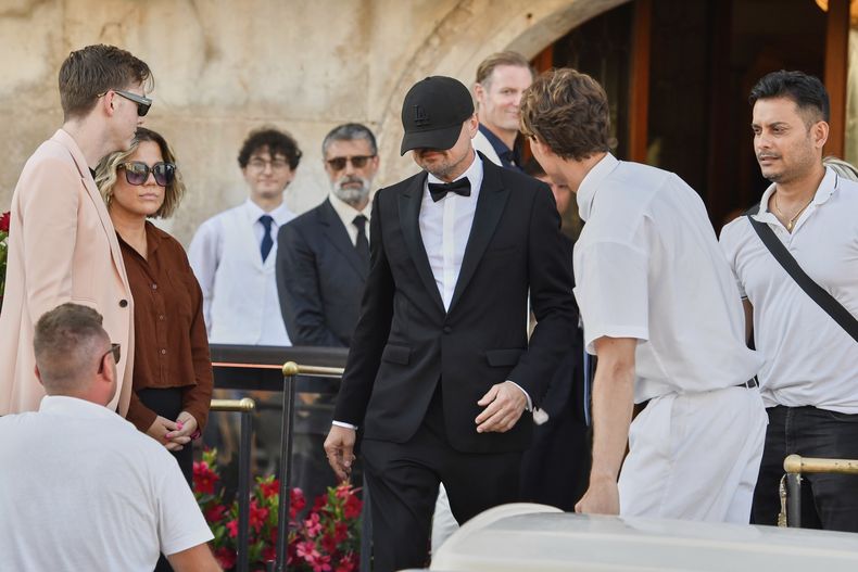Leonardo DiCaprio sale de un hotel previo a la boda de Jeff Bezos y Lauren Sanchez, en Venecia, Italia, el viernes 27 de junio de 2025. (Foto AP/Luigi Costantini)