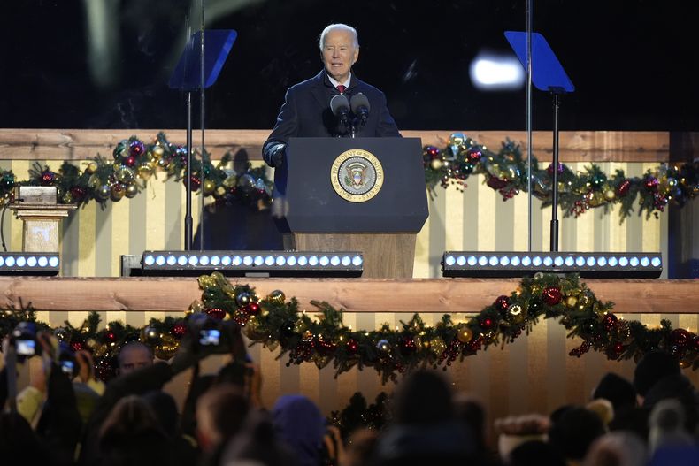 El presidente Joe Biden durante la ceremonia de encendido del árbol de Navidad Nacional, el jueves 5 de diciembre de 2024, en Washington. (AP Foto/Mark Schiefelbein)