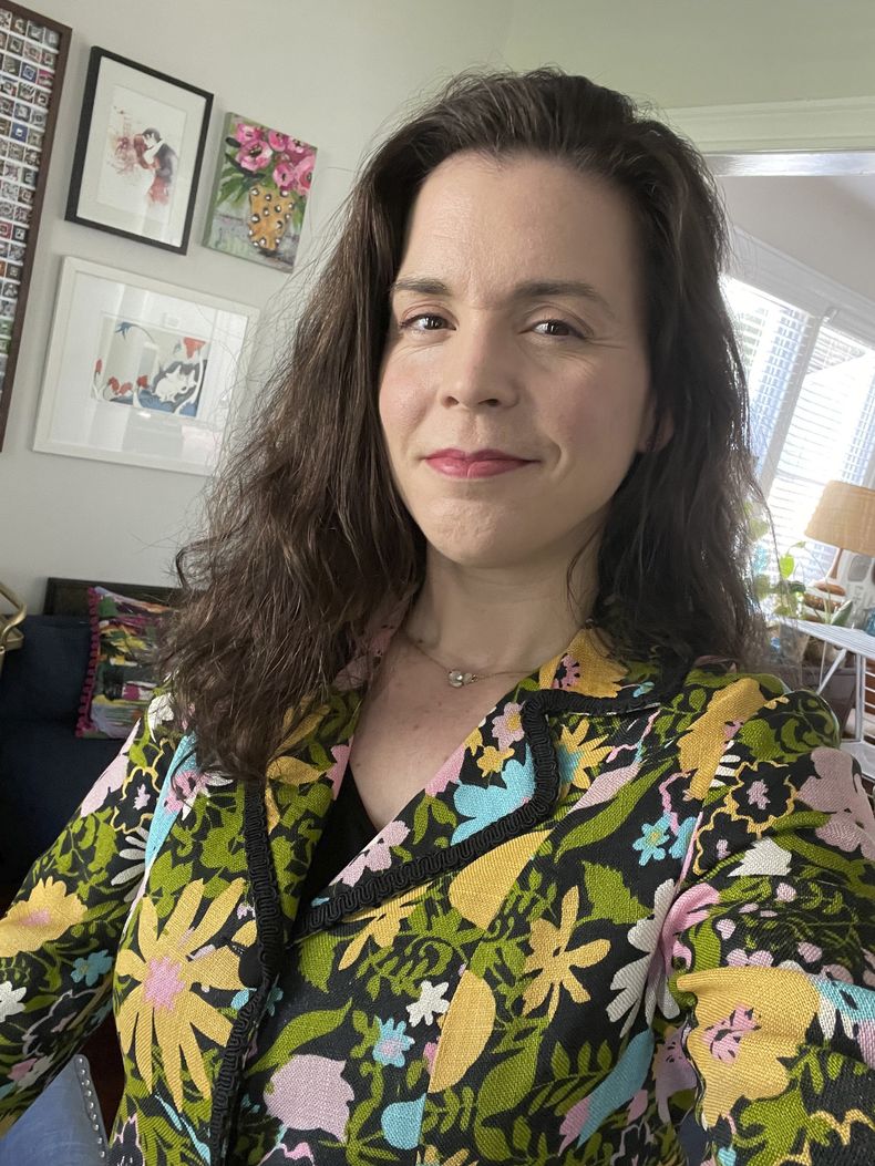 En esta imagen proporcionada por Whitney Anne Adams la diseñadora de vestuario Whitney Anne Adams en Richmond, Virginia el 5 de mayo de 2023. Adams es una de las trabajadoras afectadas por la huelga de guionistas y actores de Hollywood. (Whitney Anne Adams vía AP).