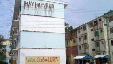 El cartel apareció encima de una pancarta gubernamental.
