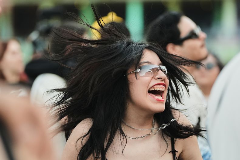 Una fan de la cantante estadounidense Lyrah canta durante su concierto en el festival Corona Capital en la Ciudad de México, el sábado 15 de noviembre de 2025. (Foto AP/Claudia Rosel)
