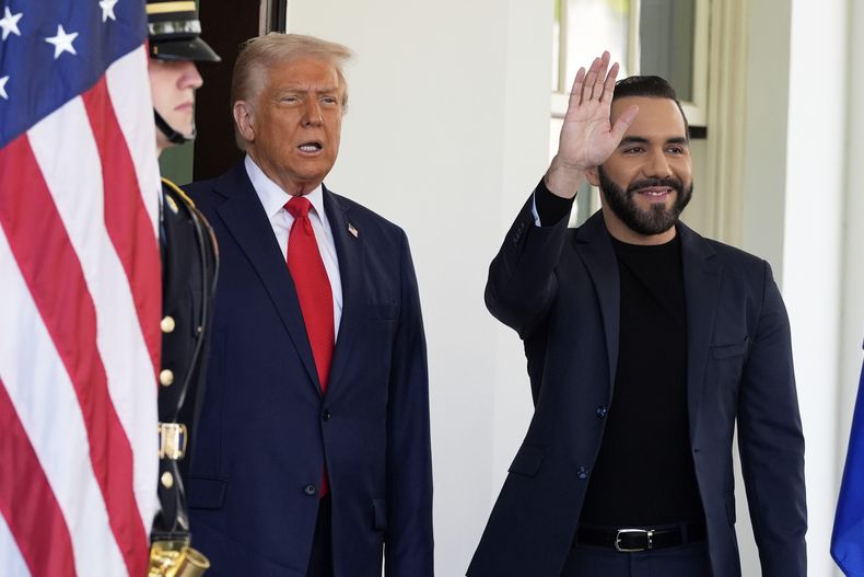 El presidente Donald Trump saluda a su homólogo salvadoreño Nayib Bukele a su llegada al Ala Oeste de la Casa Blanca, el lunes 14 de abril de 2025, en Washington. (AP Foto/Alex Brandon)