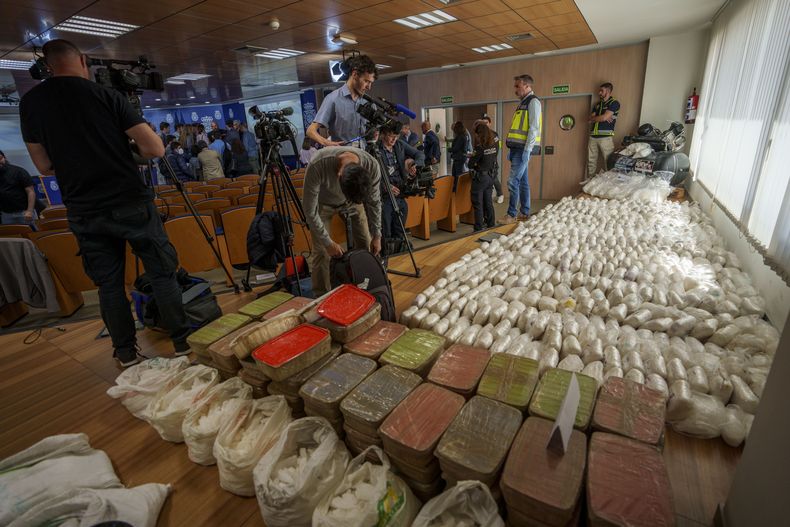 Las autoridades exhiben parte del decomiso de 1,8 toneladas de metanfetaminas del cártel mexicano de Sinaloa, en Madrid, España, el jueves 16 de mayo de 2024. (AP Foto/Manu Fernandez)