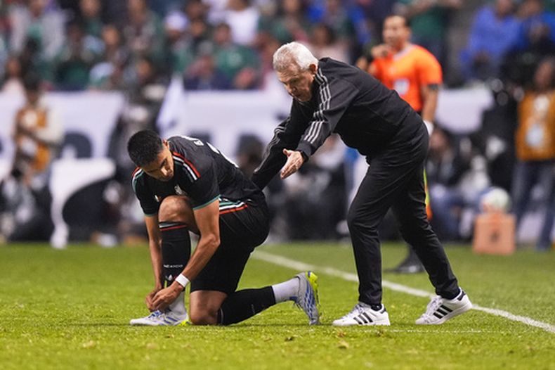 El director técnico de la selección mexicana, Javier Aguirre, a la derecha, gira instrucciones al delantero Guillermo Martínez durante un partido amistoso ante Ghana, el viernes 22 de mayo de 2026, en Puebla, México. (AP Foto/Fernando Llano)