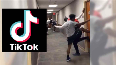 jovenes patean puertas de casas por reto de tiktok