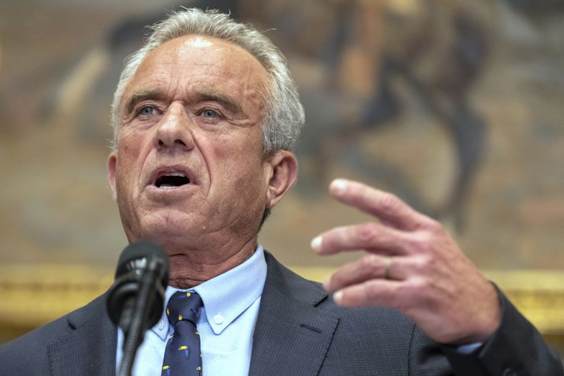 El secretario de Salud y Servicios Humanos de Estados Unidos, Robert F. Kennedy Jr., habla en un evento en la Sala Roosevelt de la Casa Blanca, el lunes 12 de mayo de 2025, en Washington. (AP Foto/Mark Schiefelbein)
