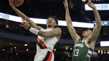 Simons anota 31 puntos y Trail Blazers ganan 122-107 a Bucks