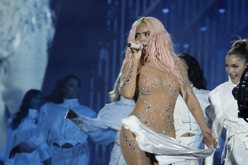 Karol G durante un concierto de su gira Mañana será bonito en el Estadio Azteca de la Ciudad de México el jueves 8 de febrero de 2024. (Foto AP/Eduardo Verdugo)