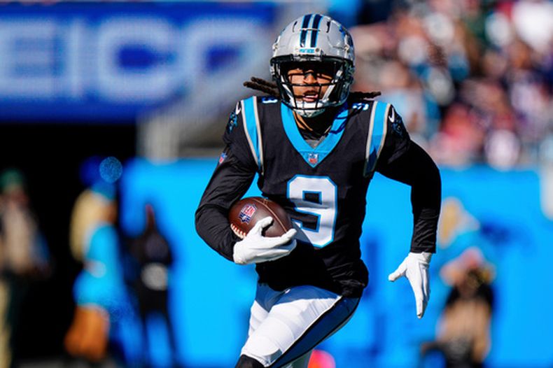 ARCHIVO - Stephon Gilmore, de los Panthers de Carolina, corre tras interceptar un pase en un partido ante los Patriots de Nueva Inglaterra, el 7 de noviembre de 2021 (AP Foto/Jacob Kupferman, archivo)