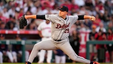 El lanzador abridor de los Tigres de Detroit, Tarik Skubal, lanza hacia el plato durante la segunda entrada de un partido de béisbol contra los Ángeles de Los Ángeles, el sábado 18 de julio de 2026, en Anaheim, California. (Foto AP/Mark J. Terrill)