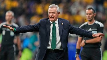 ARCHIVO - El técnico de México Javier Aguirre gesticula durante el partido contra Ecuador por los 16vos de final del Mundial, el 30 de junio de 2026, en la Ciudad de México. Aguirre ha sido nombrado como técnico del Valencia de la Liga de España. (AP Foto/Natacha Pisarenko)