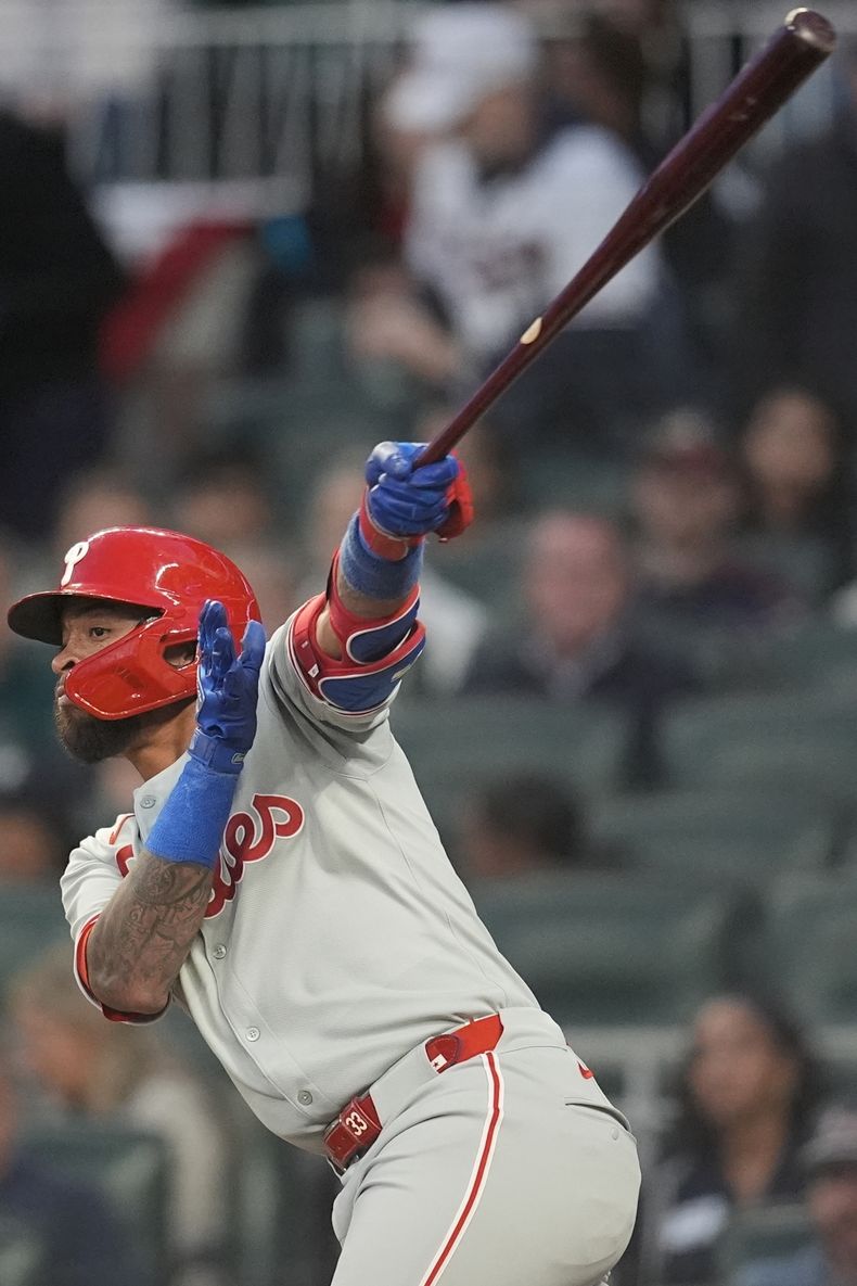 El panameño Edmundo Sosa, de los Filis de Filadelfia, batea en el juego ante los Bravos de Atlanta, el martes 8 de abril de 2025 (AP Foto/Mike Stewart)