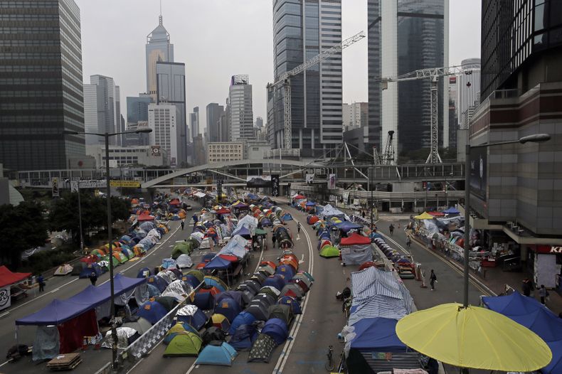 Esta foto del viernes, 14 de noviembre del 2014, muestra tiendas de campa&ntilde;a de manifestantes pro democracia en un &aacute;rea ocupada en las afueras de la sede del gobierno de Hong Kong.  (Foto AP/Vincent Yu)