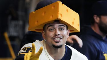 Willy Adames, de los Cerveceros de Milwaukee, celebra después de batear cuadrangular de dos carreras en la primera entrada del juego de béisbol en contra de los Astros de Houston, el miércoles 24 de mayo de 2023, en Milwaukee. (AP Foto/Morry Gash)