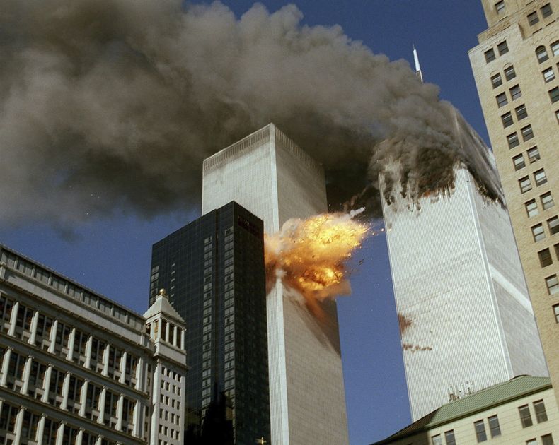 ARCHIVO - En esta foto de archivo del 11 de septiembre de 2001, el vuelo 175 de United Airlines choca contra la torre sur del World Trade Center en Nueva York mientras sale humo de la torre norte. (AP Foto/Chao Soi Cheong, archivo)