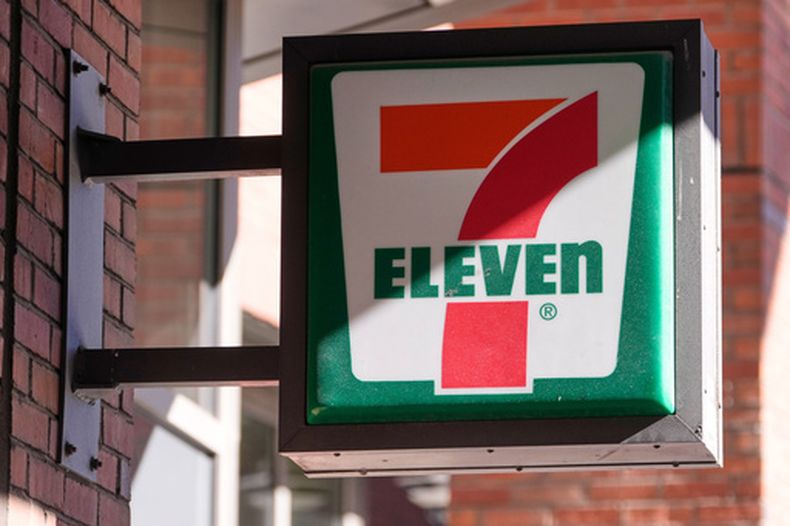 ARCHIVO - Una tienda 7-Eleven, el 5 de febrero de 2026, en Boston. (AP Foto/Charles Krupa/Archivo)