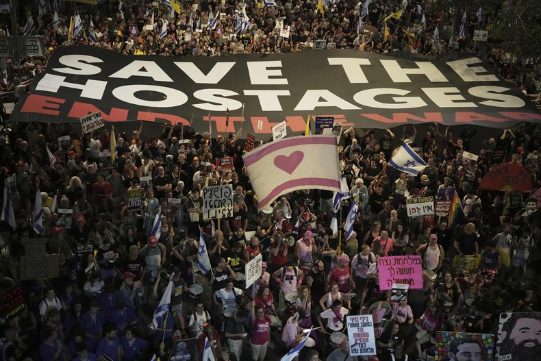 Gente participa en una protesta para reclamar el fin de la guerra y la liberación inmediata de los rehenes retenidos por Hamás en la Franja de Gaza, y contra el gobierno del primer ministro, Benjamin Netanyahu, en Tel Aviv, el sábado 24 de mayo de 2025. (AP Foto/Leo Correa)