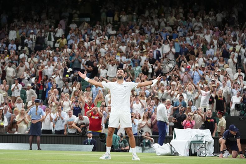 Novak Djokovic, de Serbia, celebra tras ganar contra Felix Auger-Aliassime, de Canadá, en su partido de cuartos de final de individuales masculinos en el Campeonato de Tenis de Wimbledon en Londres, el martes 7 de julio de 2026. (Foto AP/Maja Smiejkowska)