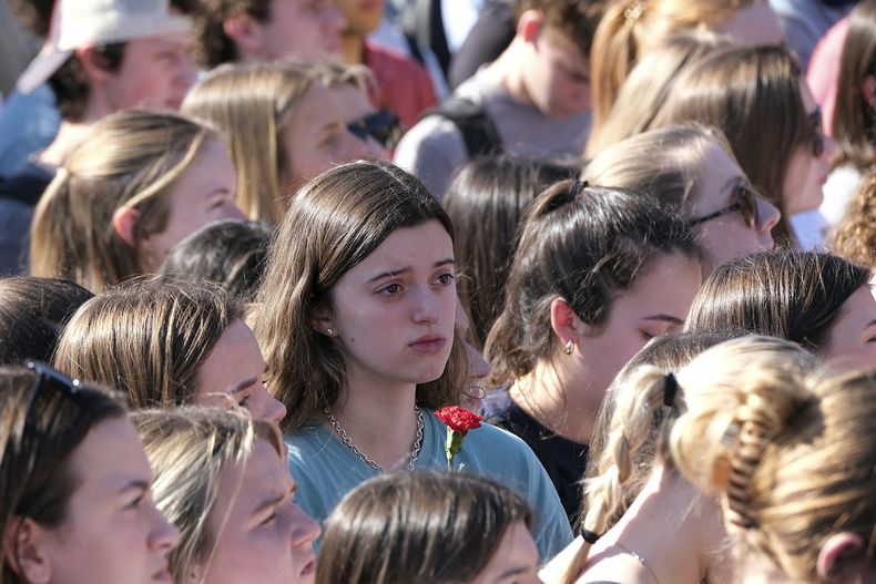 Estudiantes de la Universidad de Georgia se reúnen en la Plaza Tate del campus, el lunes 26 de febrero de 2024, en Athens, Georgia, para rendir tributo a Laken Riley, una estudiante de enfermería que fue encontrada sin vida el jueves 22 de febrero, después de que una compañera de cuarto informó que no regresó luego de salir a correr por la mañana en una zona boscosa del campus cerca de sus campos intramuros. (Nell Carroll/Atlanta Journal-Constitution via AP)
