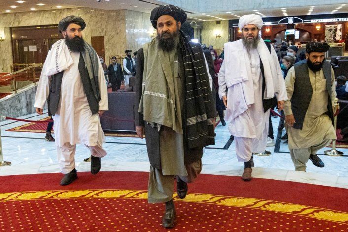 FOTO DE ARCHIVO: Mullah Abdul Ghani Baradar, vice líder y negociador de los talibanes, y otros miembros de la delegación asisten a la conferencia de paz afgana en Moscú, Rusia, el 18 de marzo de 2021. Alexander Zemlianichenko / Pool vía REUTERS</s