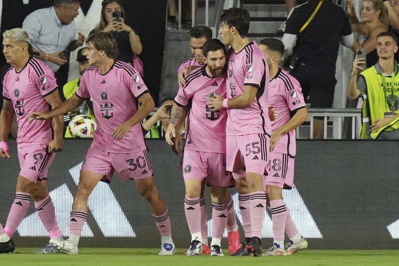 Los jugadores del Inter Miami felicitan a Lionel Messi (10) tras anotar un gol ante Atlanta United en los playoffs de la MLS, el sábado 9 de noviembre de 2024 en Fort Lauderdale, Florida. (AP Foto/Lynne Sladky)