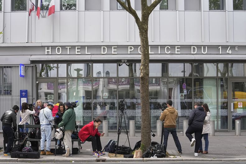 Reporteros esperan afuera de la comisaría donde interrogan al actor francés Gerard Depardieu, el lunes 29 de abril de 2024 en París. Medios franceses informan que la policía ha citado al actor Gerard Depardieu para interrogarlo sobre las acusaciones hechas por dos mujeres de que las agredió sexualmente durante filmaciones. (Foto AP/Michel Euler)