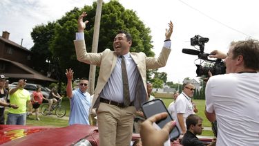 americateve | Oscar De La Hoya, inducido al Sal&oacute;n de la Fama del Boxeo Internacional 2014, saluda a la afici&oacute;n durante el Desfile de Campeones en Canastota, Nueva York el domingo 8 de junio de 2014. (Foto AP/Nick Lisi)