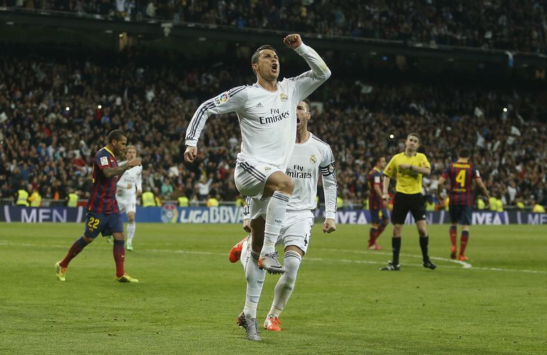 El jugador de Real Madrid, Cristiano Ronaldo, festeja un gol contra Barcelona el domingo, 23 de marzo de 2014, en Madrid. (AP Photo/Andres Kudacki)