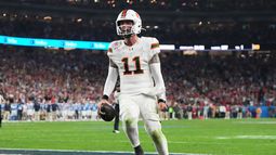 Carson Beck, quarterback de Miami, anota en el Fiesta Bowl ante Mississippi, el jueves 8 de enero de 2026 en Glendale, Arizona (AP Foto/Rick Scuteri)