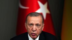 ARCHIVO - El presidente de Turquía, Recep Tayyip Erdogan, habla con los periodistas durante una conferencia de prensa conjunta con el presidente de Ucrania, Volodymyr Zelenskyy, tras su reunión en Estambul, Turquía, el sábado 8 de julio de 2023. (AP Foto/Francisco Seco, Archivo)