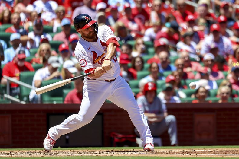 Pedro Pagés, de los Cardenales de San Luis, batea un sencillo durante la segunda entrada del juego de béisbol en contra de los Rojos de Cincinnati, el domingo 30 de junio de 2024, en San Luis. (AP Foto/Scott Kane)
