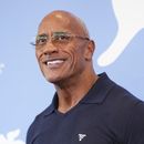 Dwayne Johnson posa para los fotógrafos en la sesión fotográfica de la película The Smashing Machine durante la 82ª edición del Festival de Cine de Venecia en Venecia, Italia, el lunes 1 de septiembre de 2025. (Foto Scott A Garfitt/Invision/AP)