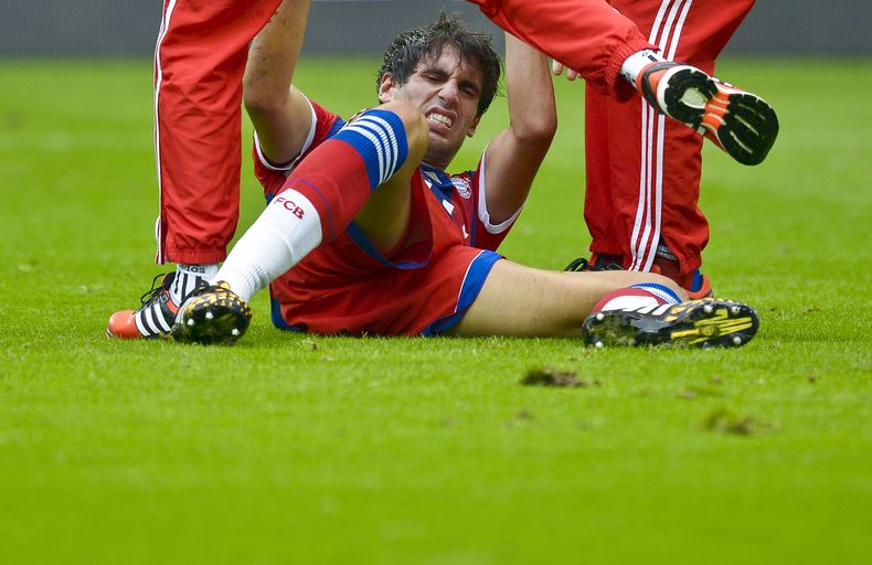 El jugador de Bayern Munich, Javier Mart&iacute;nez, gesticula en el suelo tras sufrir una lesi&oacute;n en un partido contra Borussia Dortmund por la Supercopa de Alemania el mi&eacute;rcoles, 13 de agosto de 2014, en Dortmund, Alemania. (AP Photo/Sascha