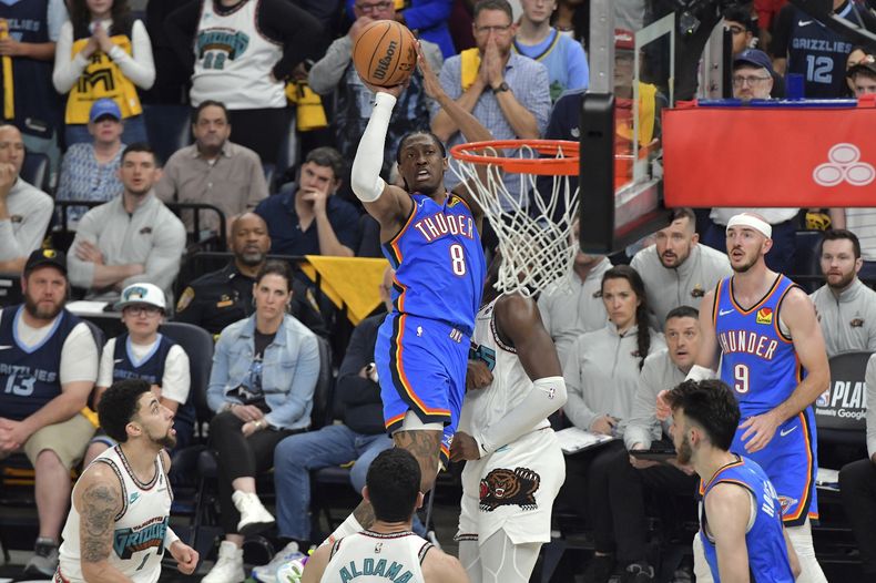 El alero del Thunder de Oklahoma City Jalen Williams lanza el balón sobre el alero de los Grizzlies de Memphis Jaren Jackson Jr. en el juego 3 de la serie de primera ronda el jueves 24 de abril del 2025. (AP Foto/Brandon Dill)