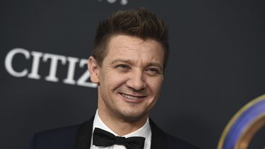 Jeremy Renner revela múltiples fracturas en accidente