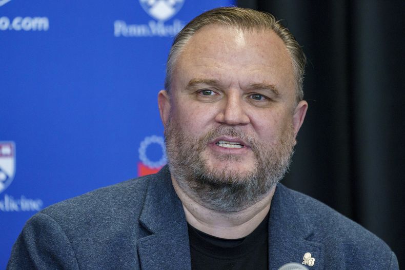 En foto del primero de junio del 2023, el presidente de los 76ers de Filadelfia Daryl Morey responde a preguntas de los reporteros en conferencia de prensa. El viernes 16 de diciembre del 2023, los 76ers extienden el contrato de Morey hasta el 2028. (AP Foto/Chris Szagola)